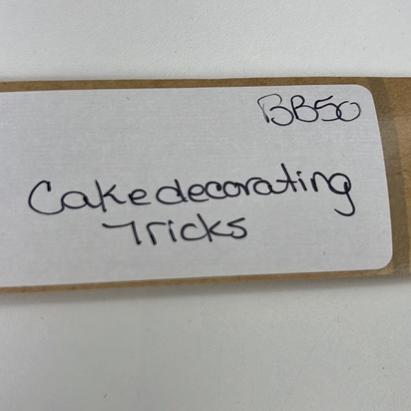 Cookbook - Cake Decorating Tricks  - Sue McMahon - Picture 7 of 7